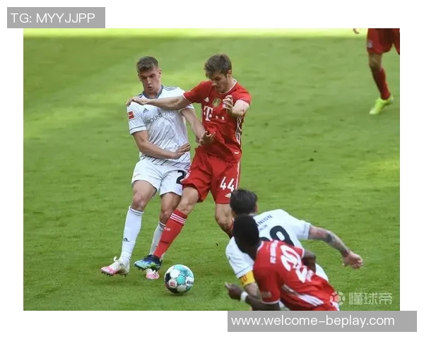 拜仁后卫斯塔尼西奇走进慕尼黑儿童医院送温暖与祝福给小朋友们